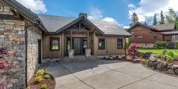 Image 4: Contemporary Craftsman Design
