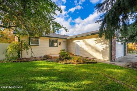 1572 E VELORA DR