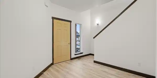 Image 3: Entry