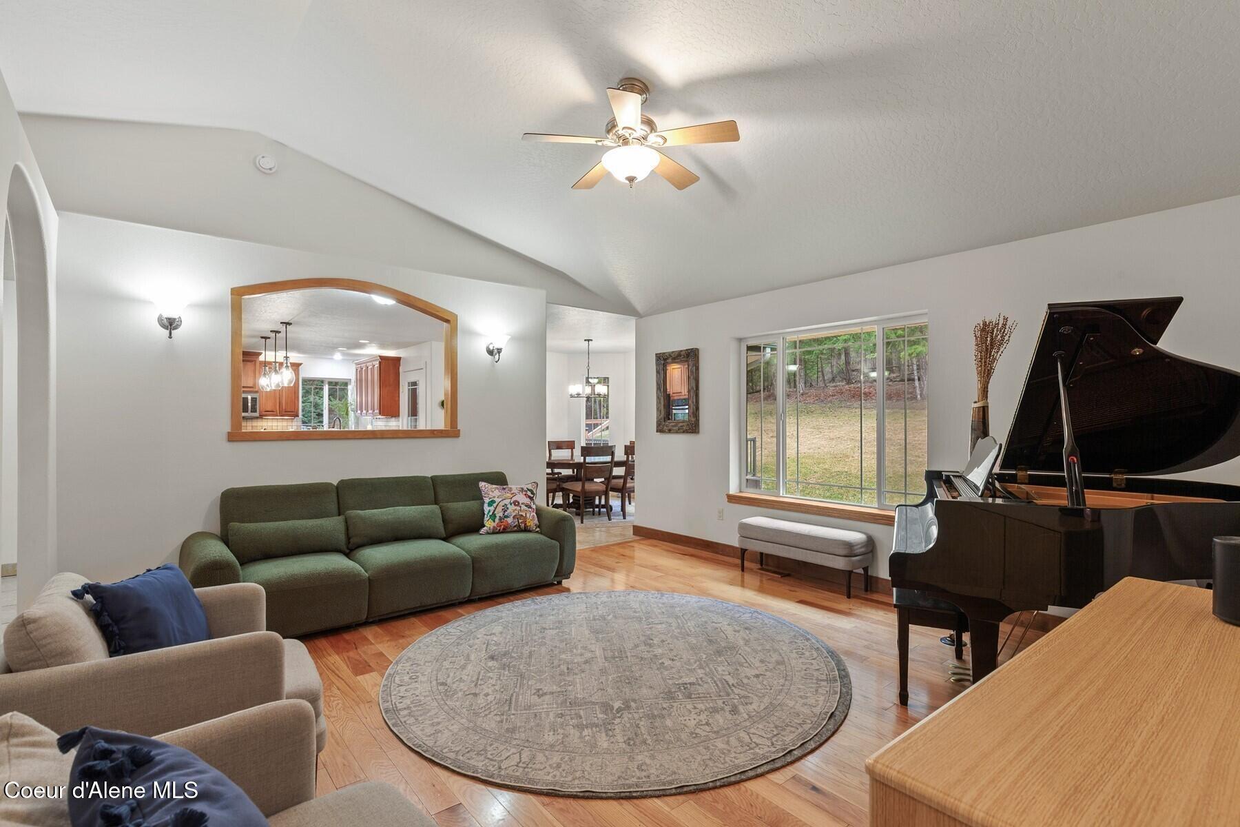 Image 2: Spacious Living Room