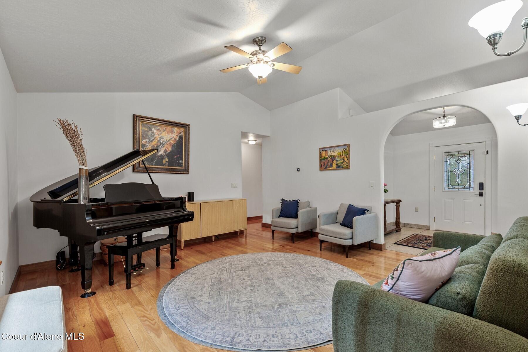 Image 4: Vaulted ceilings on Great Room