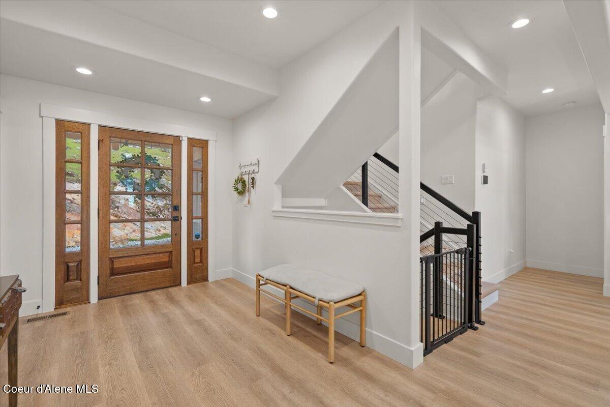 Image 4: 020-Foyer