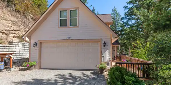 Image 3: Oversized Double Car Garage