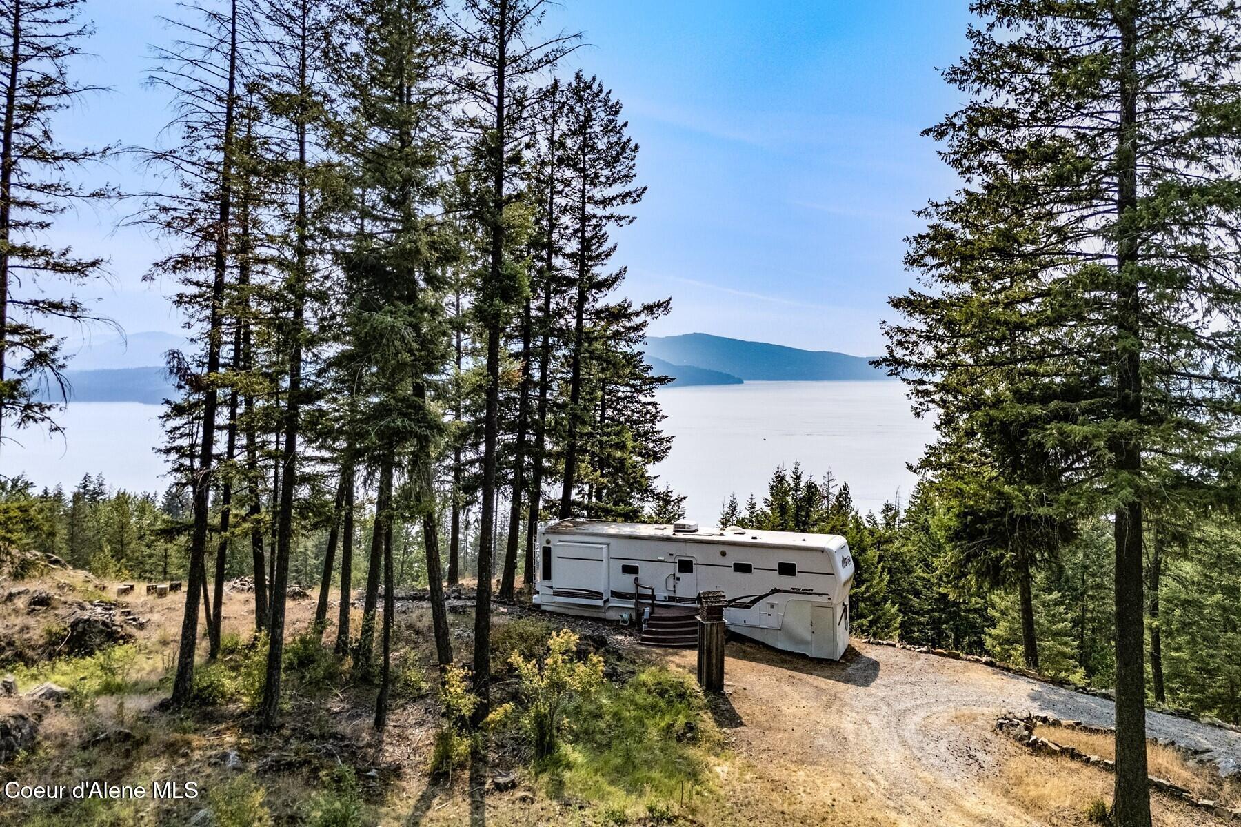 Image 4: Panoramic Lake Views
