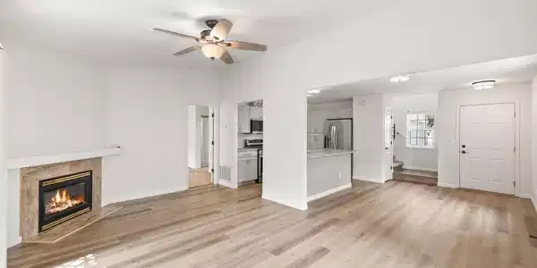 Image 3: Living Room