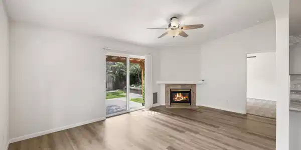 Image 4: Living Room