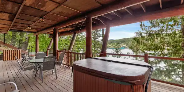 Image 3: HUGE DECK W/ HOT TUB