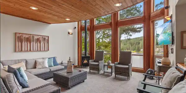 Image 4: LIVING ROOM
