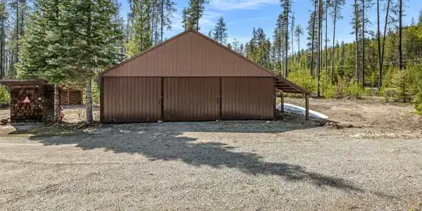 Image 4: 3-Bay Shop with Lean To