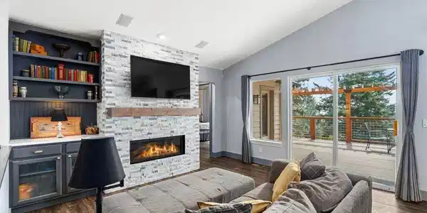 Image 3: Living Room (2)