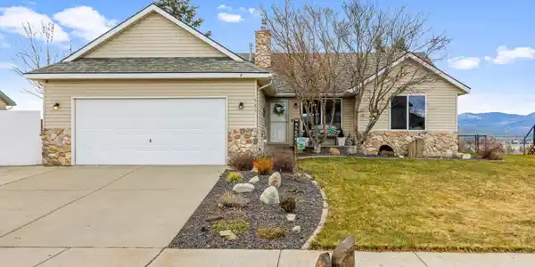 585 N Divot Ave