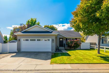 2734 E Redondo CIR