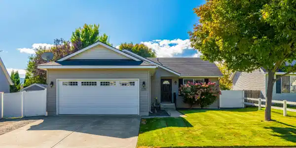 2734 E Redondo CIR