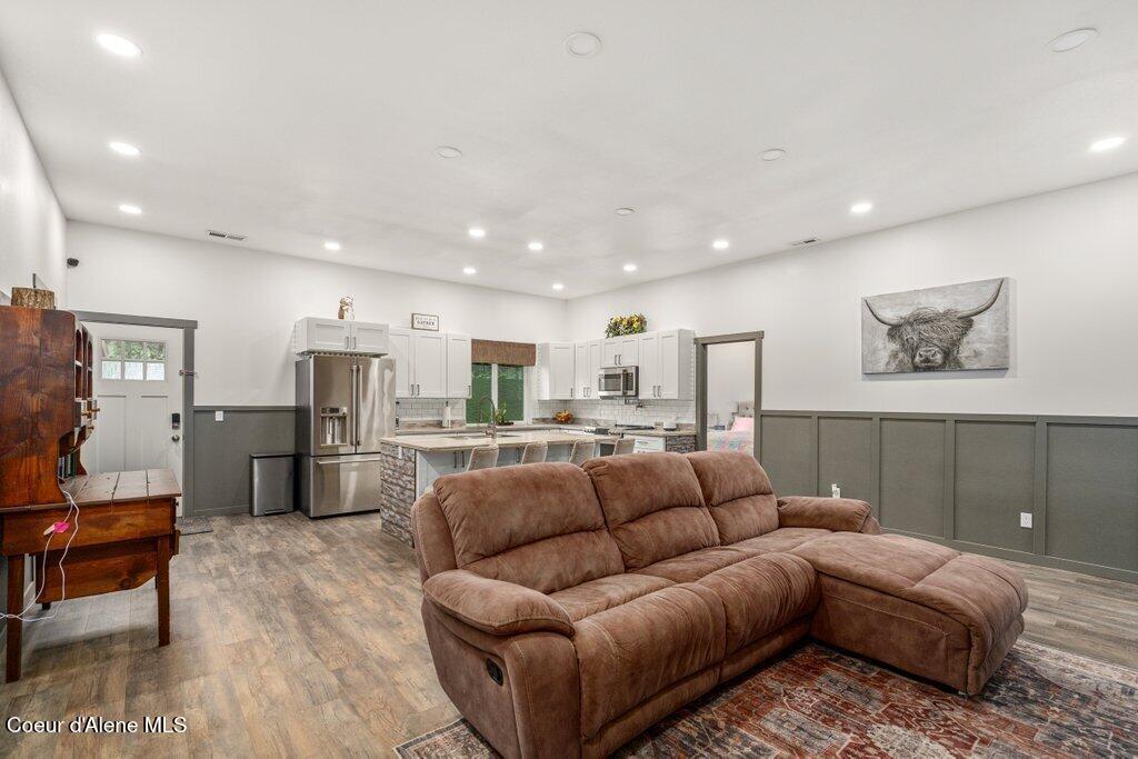 Image 4: living and kitchen