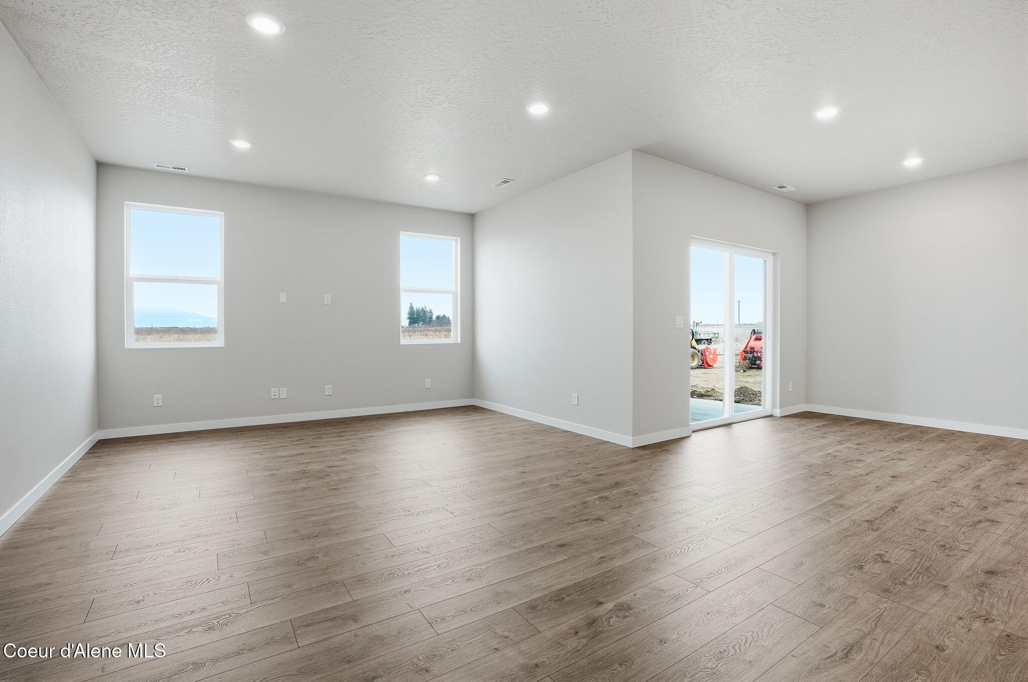 Image 4: Living and Dining