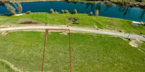 Image 2: Lot 28