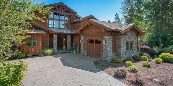 Image 3: 1-Car Garage + Golf Cart Parking