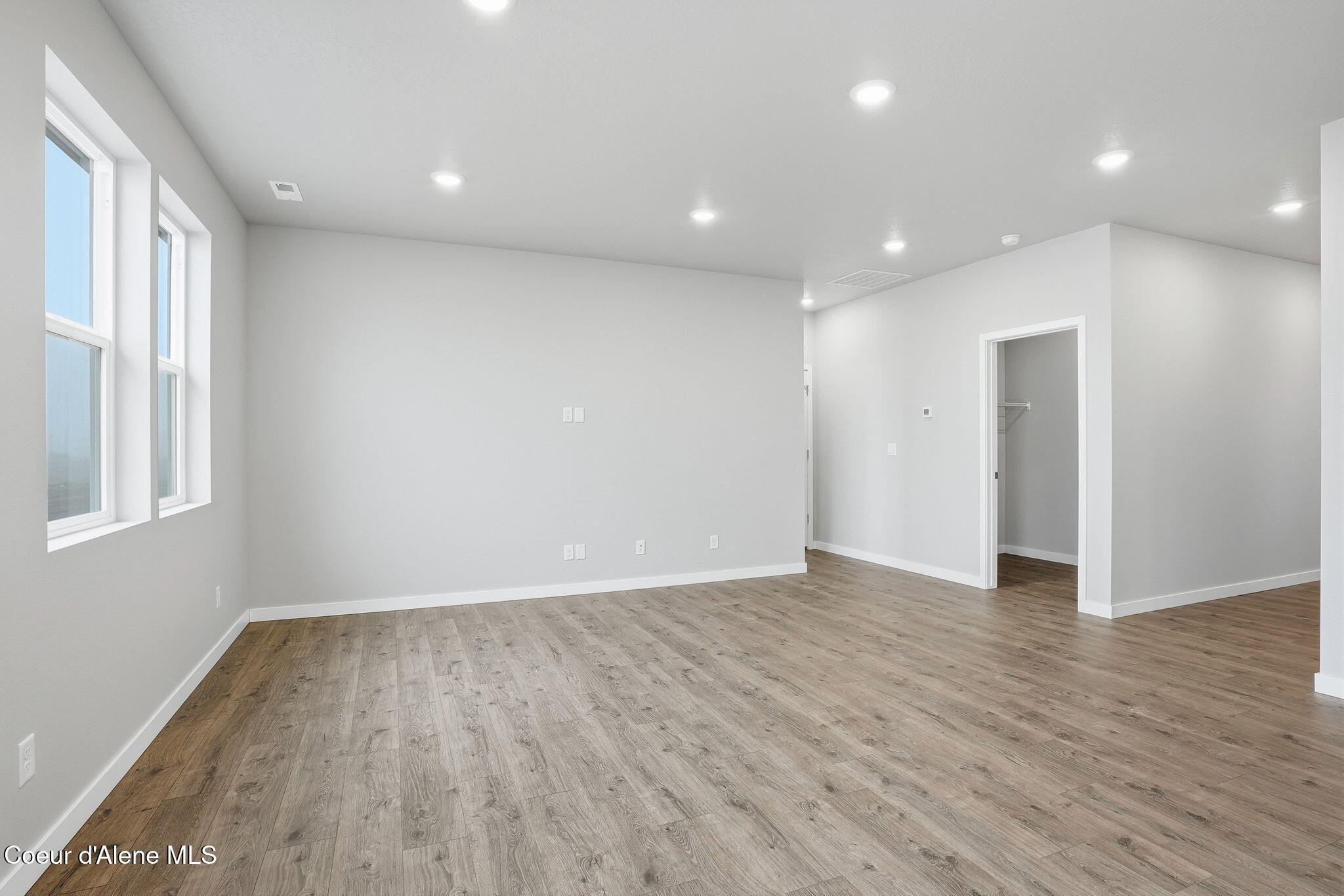 Image 4: Living Room