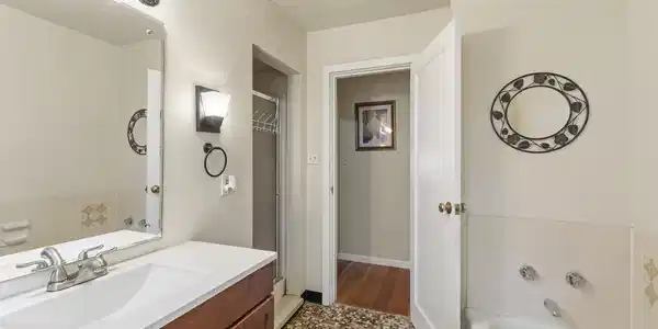 Image 4: Main Bath