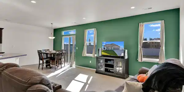Image 4: Living Room