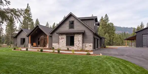 Image 4: oakridge manor-amanda johnson