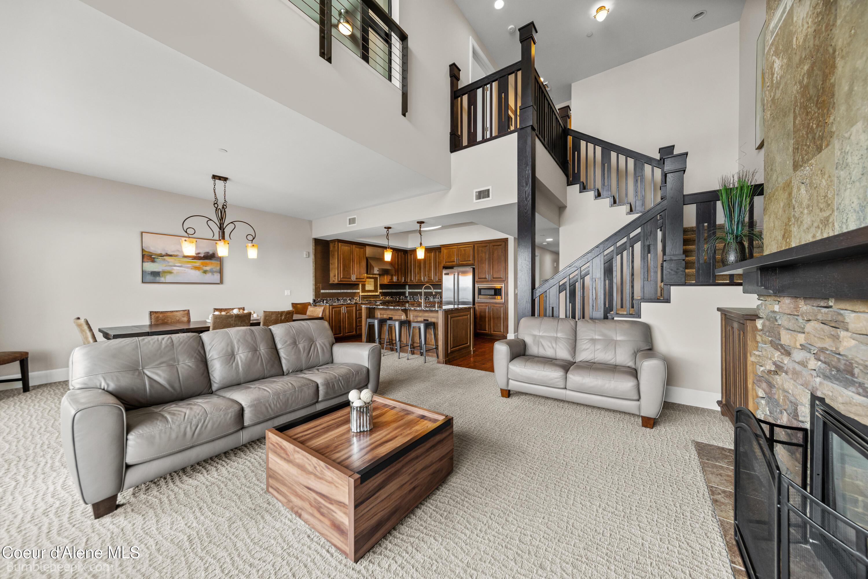 Image 4: Living & dining