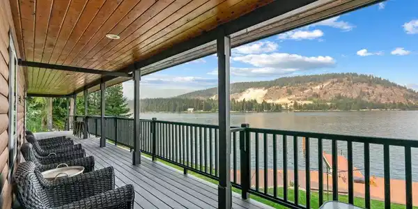 Image 4: Covered Deck