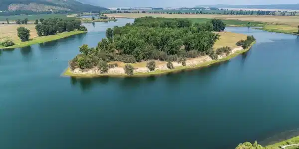 Image 3: 11-Aerial island