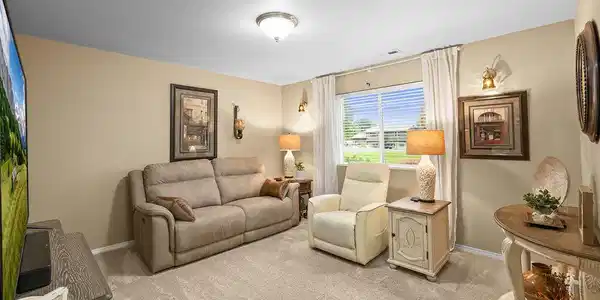 Image 4: Living room