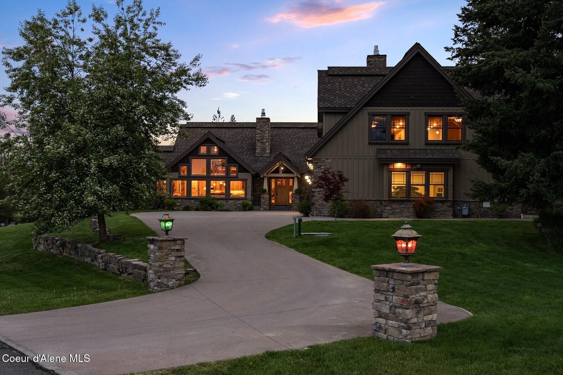 Image 2: Gorgeous and Inviting Home