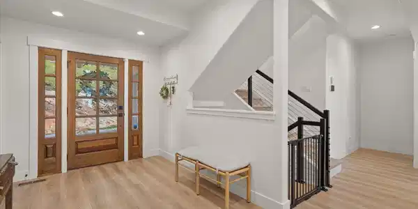 Image 4: 020-Foyer
