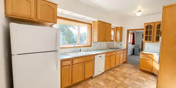 Image 3: Kitchen