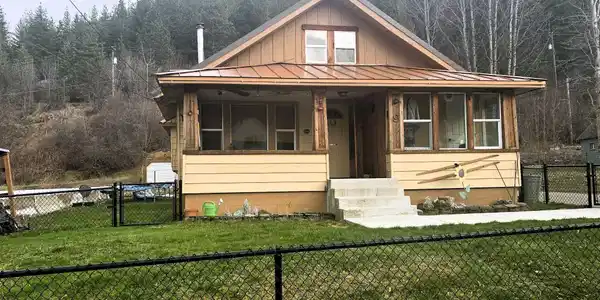 Image 3: Front of Home
