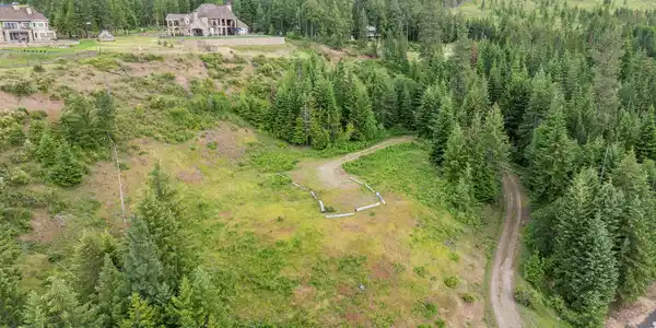 Image 4: Driveway to the top