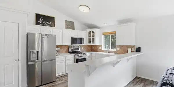 Image 4: Kitchen
