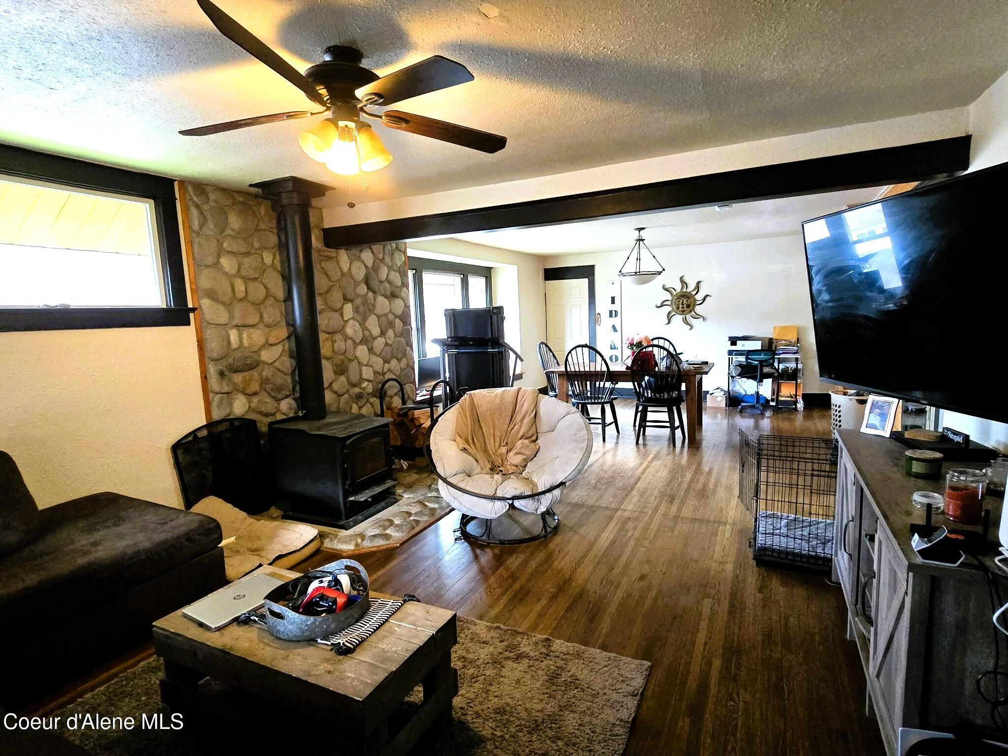 Image 4: Living Room