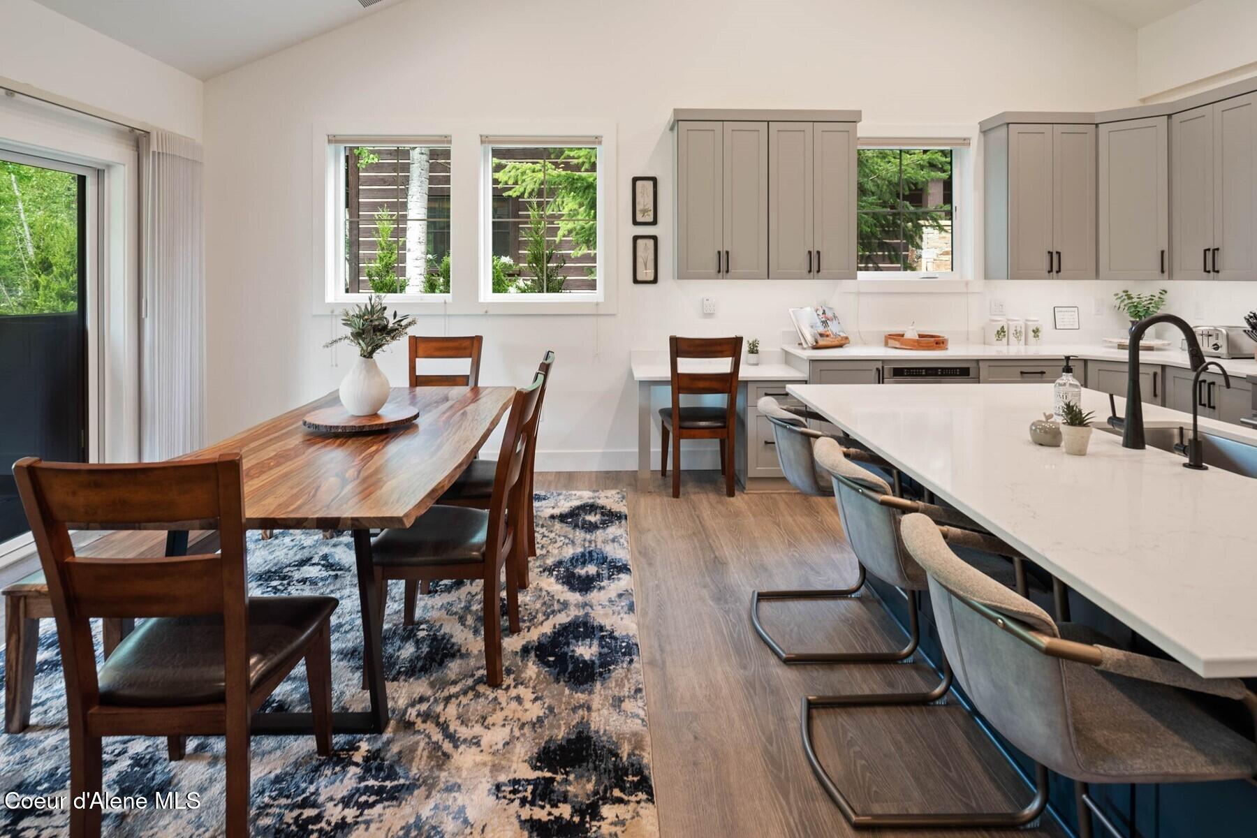 Image 3: Dining and Entertaining