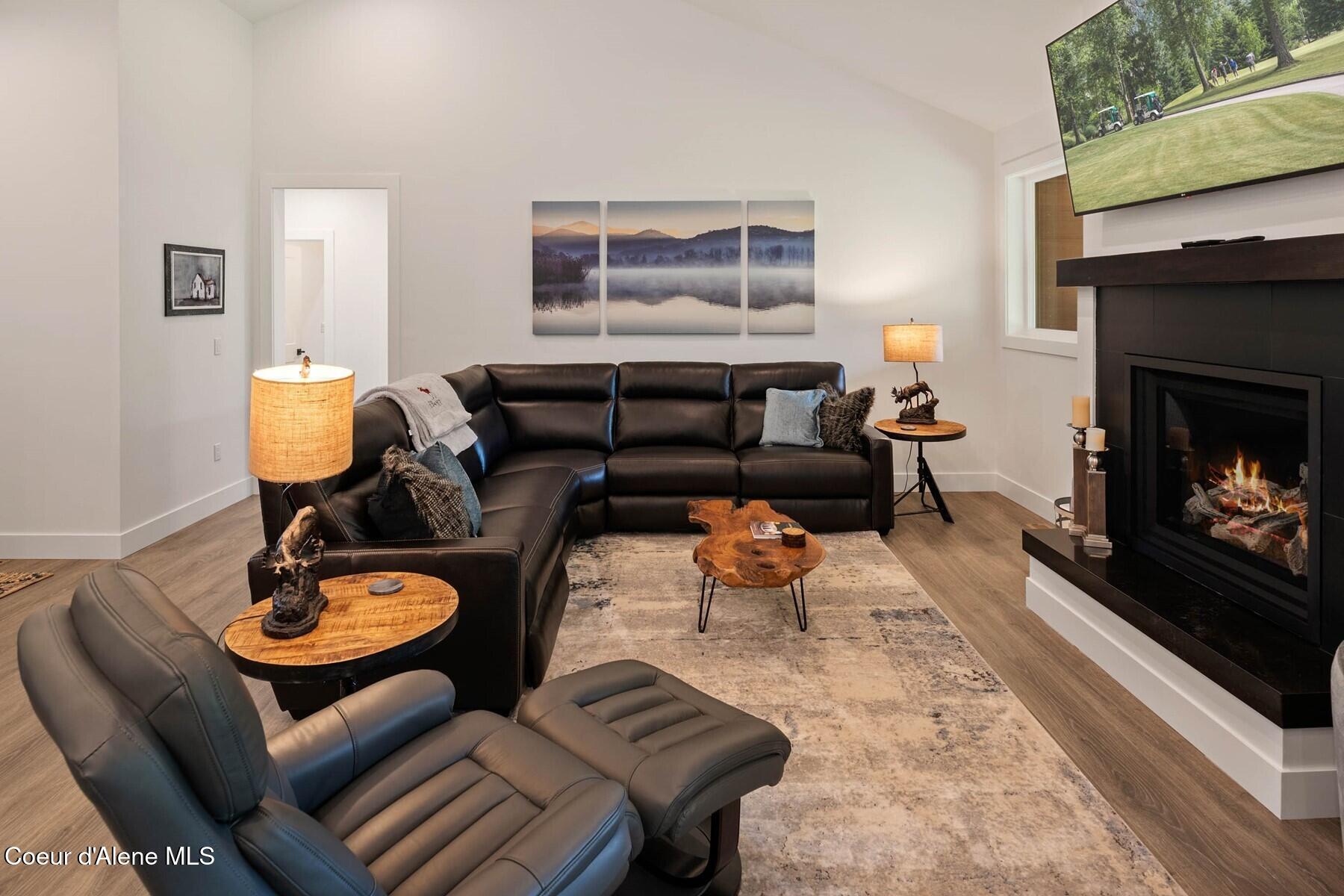 Image 4: Main Floor Living Room