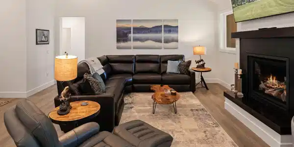 Image 4: Main Floor Living Room