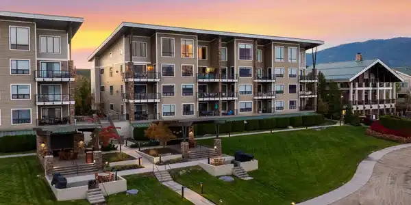 Image 4: Lakeside Luxury