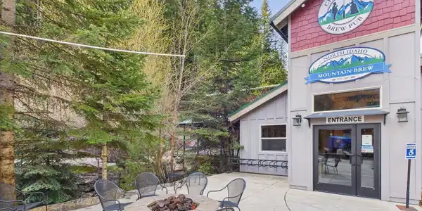 Image 3: 1C-RV-Park_RestaurantEntry