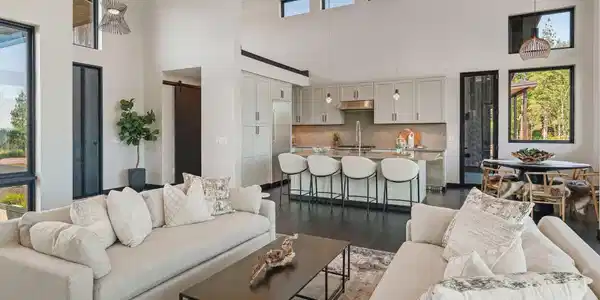 Image 4: Living and Kitchen