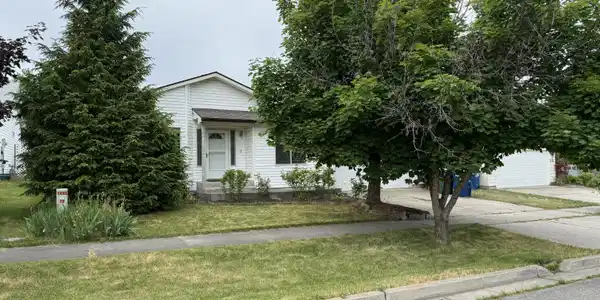 1265 E Stockman AVE