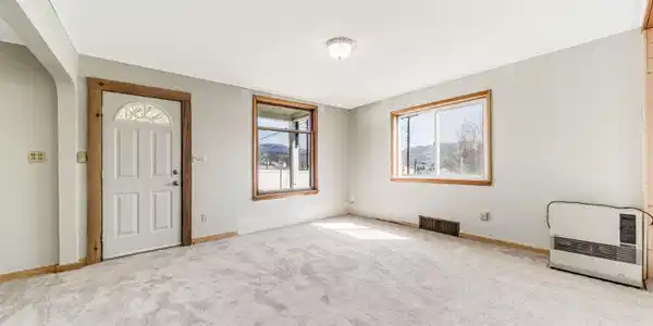 Image 3: Living Room
