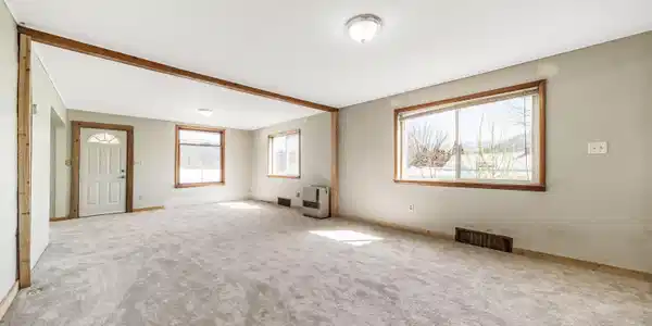 Image 4: Living Room