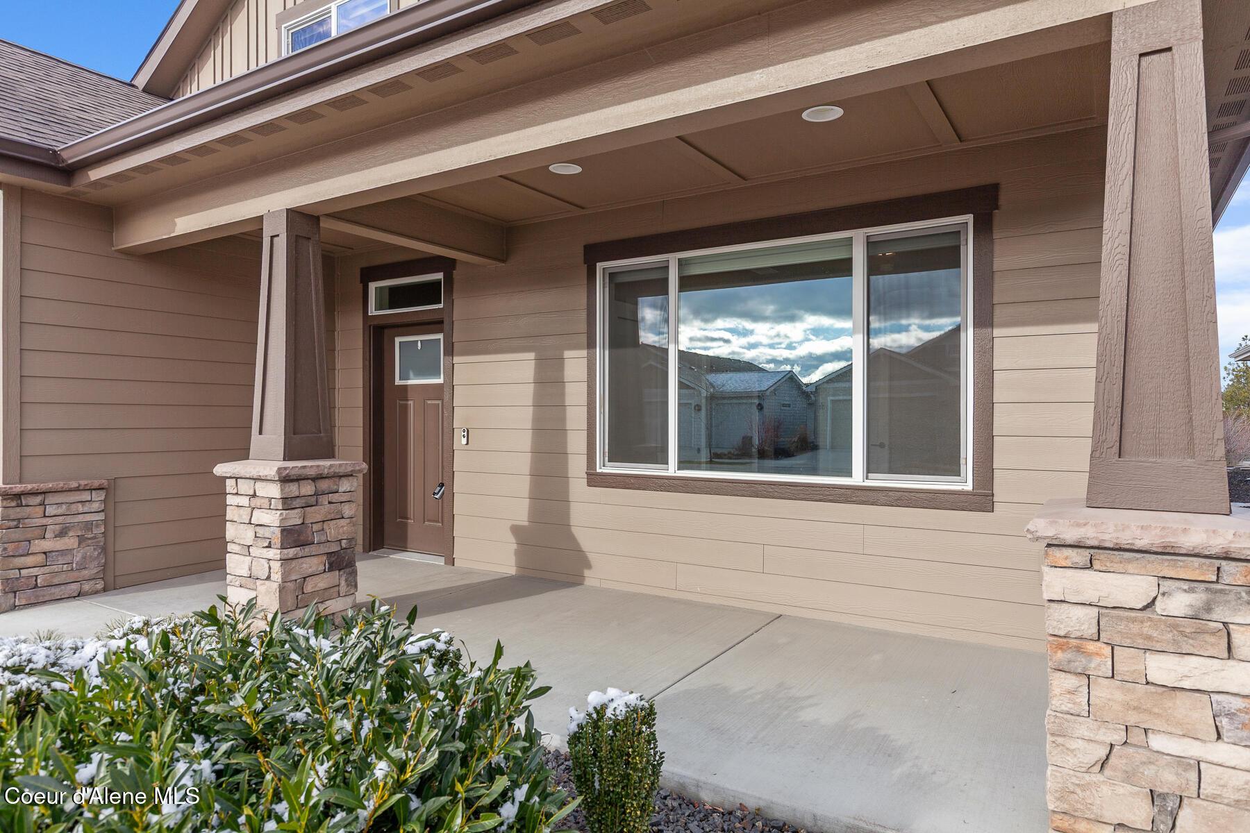 Image 2: 22835EEdgewaterLn-2