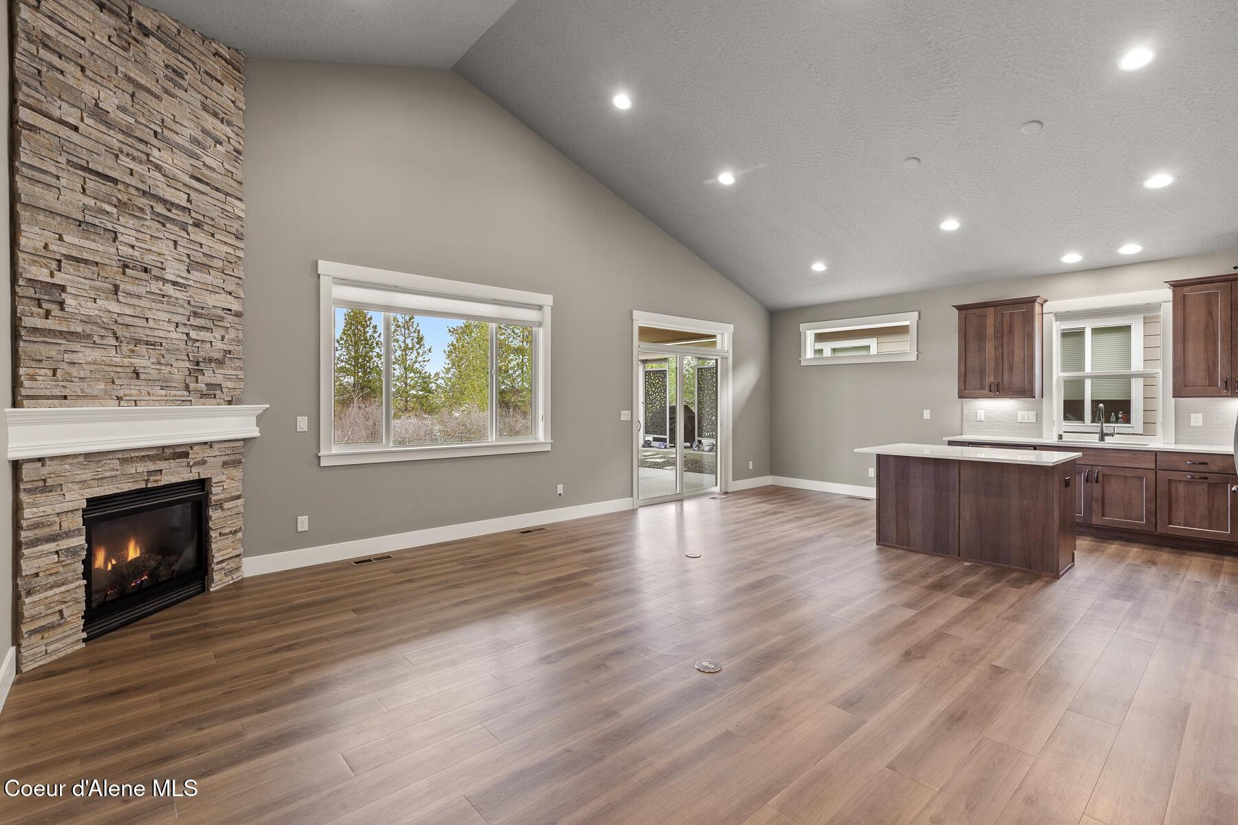 Image 3: 22835EEdgewaterLn-3