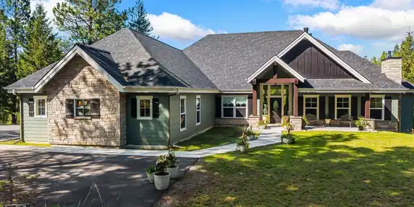 Image 3: Inviting Front Entrance