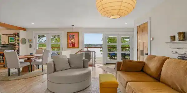 Image 4: Living Room