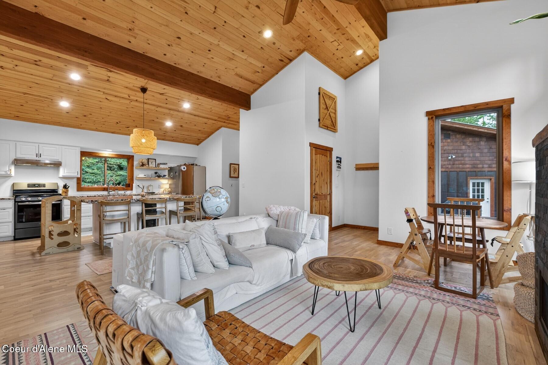 Image 3: Open-Concept Living & Kitchen